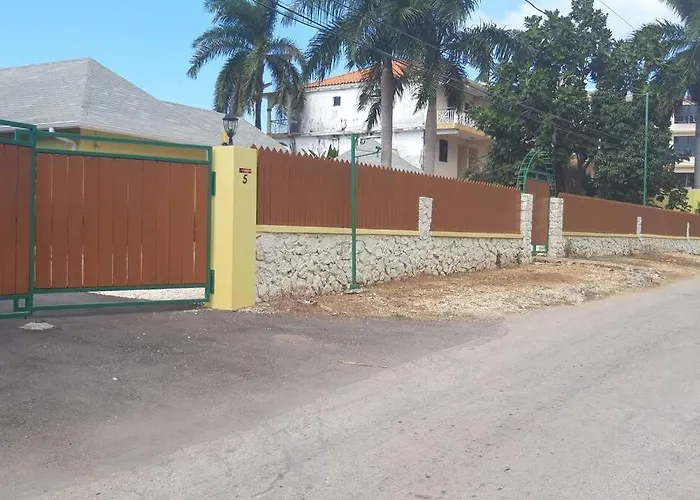 2 Bdr #1 At Ramparts Near Sangster Airport Apartment *